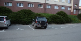 INTERWENCJA: ,,Osoby niepełnosprawne nie mają gdzie zaparkować”. Problem miejsc postojowych przy brzozowskim szpitalu  (ZDJĘCIA)
