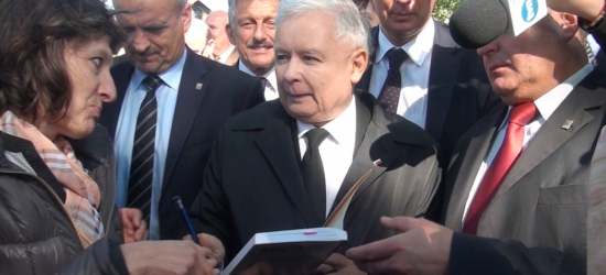 PiS pielgrzymuje do Strachociny. Jarosław Kaczyński spotkał się z mieszkańcami regionu (FILM)