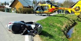 POWIAT BRZOZOWSKI: Osobówka wjechała w motocykl. 10-latek przetransportowany helikopterem do szpitala (ZDJĘCIA)