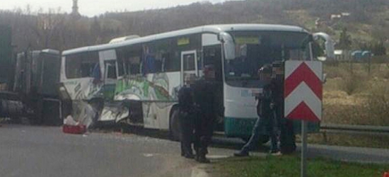 UWAGA WYPADEK: Zderzenie autobusu relacji Sanok – Rzeszów z tirem. Jedna osoba poważnie ranna (ZDJĘCIA)