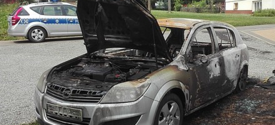 BRZOZÓW24.PL: Wysiadając z pojazdu zauważyła ogień. Opel spłonął doszczętnie (ZDJĘCIA)