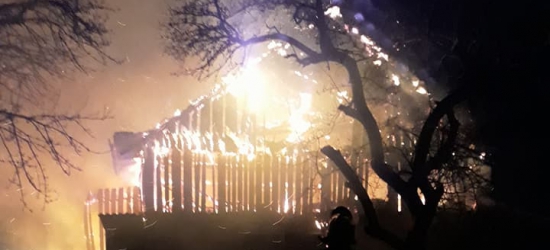 Pożar drewnianego budynku. W nocy z płomieniami walczyło 6 zastępów straży (ZDJĘCIA)