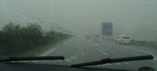 UWAGA: Intensywne opady deszczu. Możliwe lokalne podtopienia i utrudnienia w ruchu drogowym