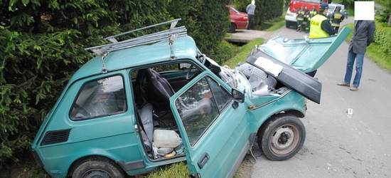 Czołowe zderzenie w Jasionowie. Cztery osoby trafiły do szpitala (ZDJĘCIA)